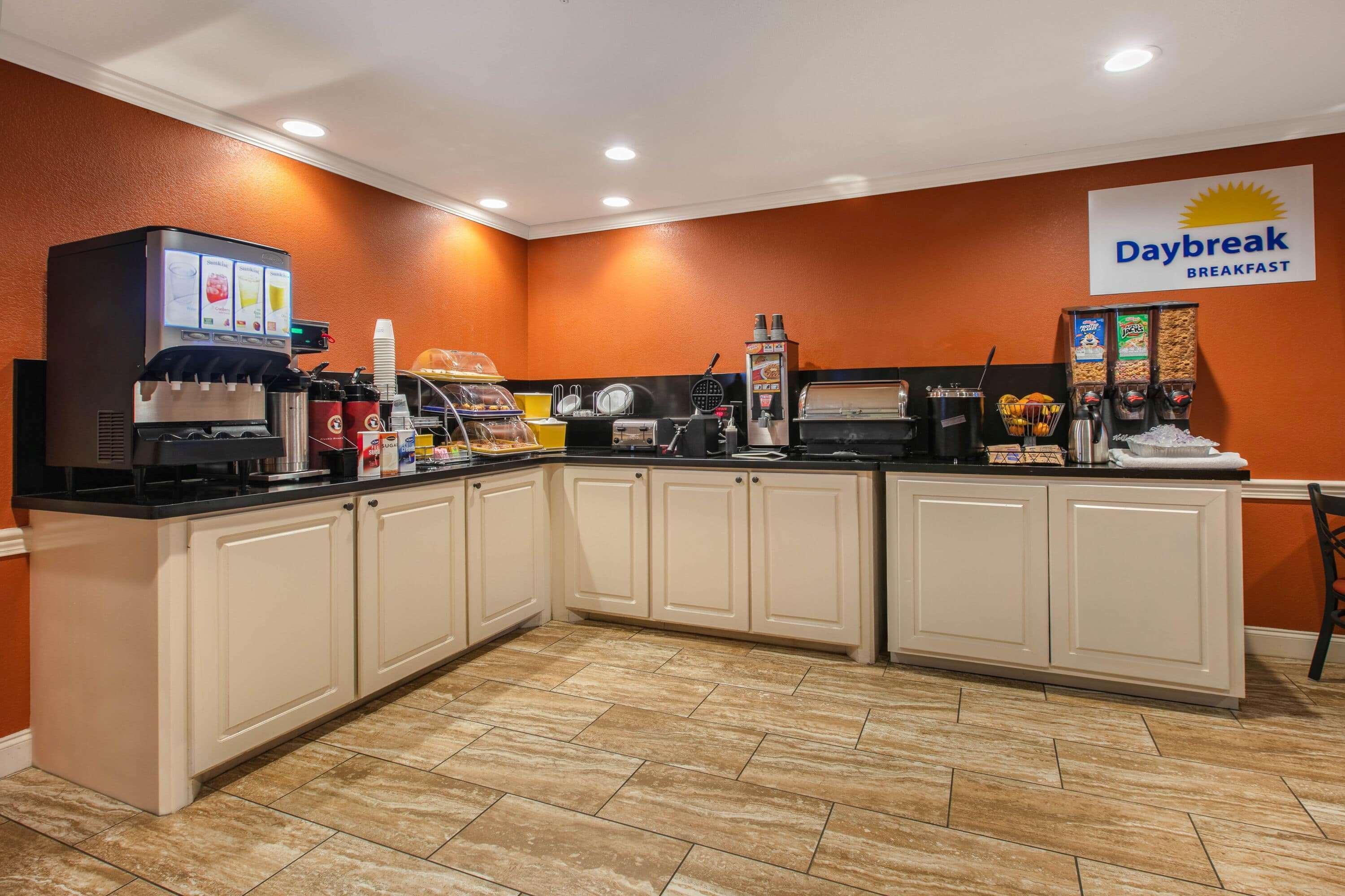 Days Inn & Suites By Wyndham Florence/Jackson Area Экстерьер фото